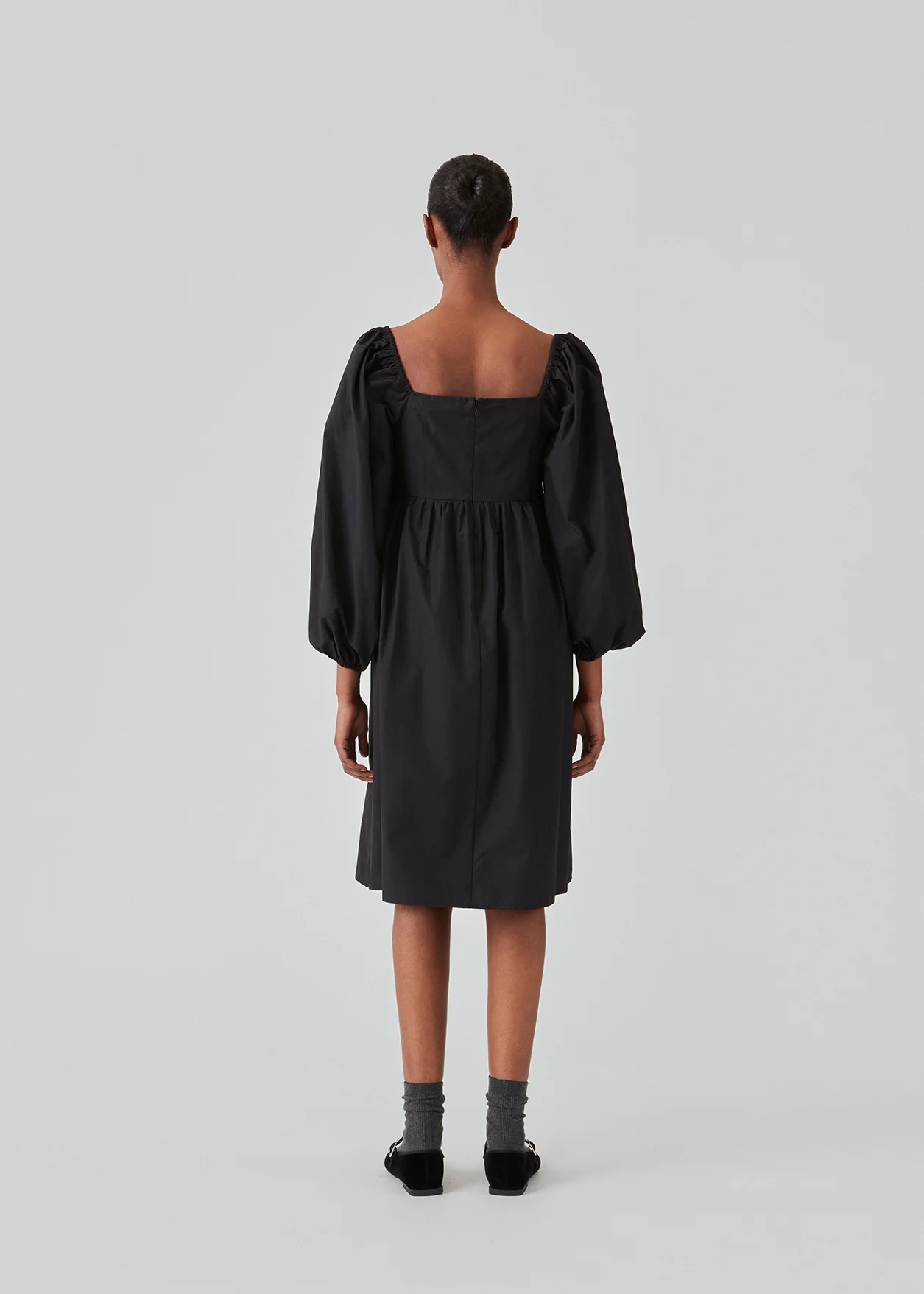 modstrom-fayettemd-dress-black-web-model-back-1255×1757.jpg