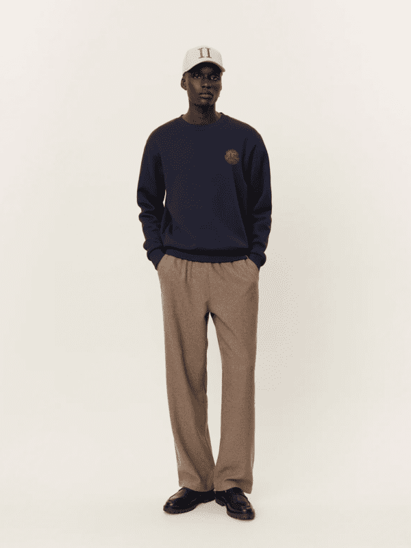 globe sweatshirt