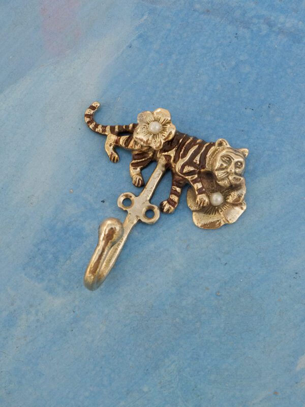 Lacy Tiger Hook - Image 3